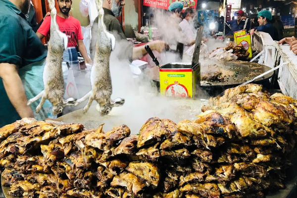 (ویدئو) غذای خیابانی در پاکستان؛ از ماهی کبابی و چنجه تا جوجه کباب