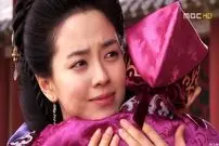 عکس| سفر زمان؛ خندۀ غیرقابل کنترل «بانو سویا» در پشت‌صحنۀ سریال «جومونگ»