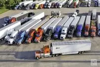 ببینید؛ دقت و مهارت بی‌نظیر راننده در پارک کردن تریلی