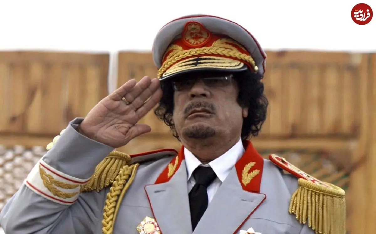 عکس| سفر در زمان؛ «معمر قذافی» در بیست و پنجمین سالگرد انقلاب الجزایر در الجزیره؛ سال 1358