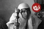 عکس| سفر زمان؛ دو زن ایرانی در حال کشیدن قلیان در کنار کرسی؛ بیش از یک قرن قبل