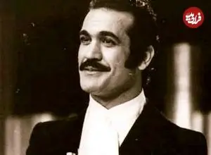 عکس| سفر در زمان؛ «فریدون فرخزاد» در حال اجرا در برنامه میخک نقره ای؛ دهه 50