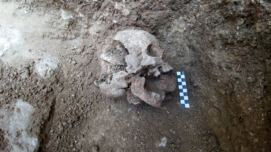 (عکس) کشف اسکلت ۱۵۰۰ ساله کودک خون آشام در ایتالیا 