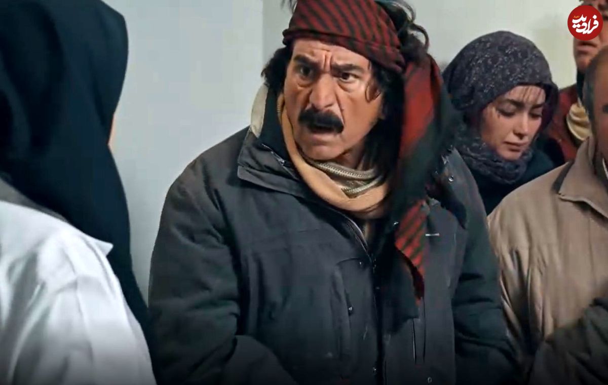 عکس| سفر در زمان؛ «کیوان» سریال نون خ در 65 سالگی و در کنار پوستر فیلم قیصر