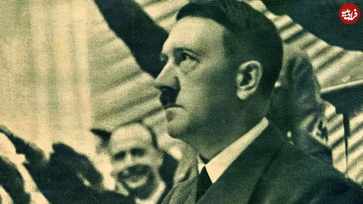 عکس| سفر در زمان؛ «هیتلر» در حال سخنرانی در تراس قلعه سلطنتی لوستگارتن برلین؛ سال 1298