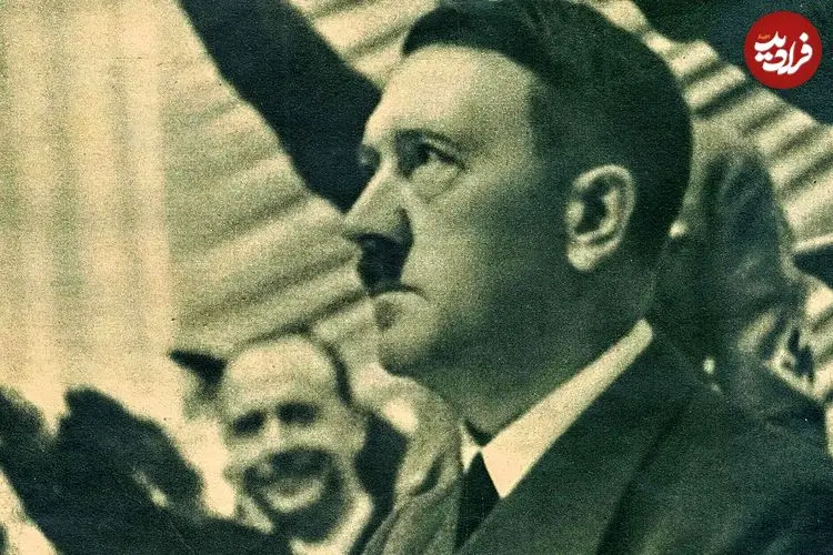 عکس| سفر در زمان؛ «هیتلر» در حال سخنرانی در تراس قلعه سلطنتی لوستگارتن برلین؛ سال 1298