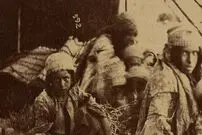 عکس| سفر زمان؛ دختران عشایر لرستان در کنار سیاه چادر؛ 140 سال قبل