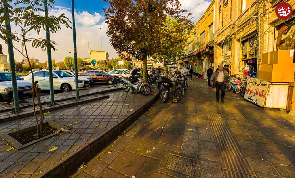 (عکس) تهران قدیم؛ «کاروان شترها در حال عبور از خیابان خاکی گمرک»؛ دهه 1300