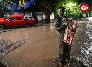 ببینید| سیلاب ناگهانی خودروها را با خود برد