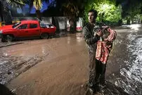 ببینید| سیلاب ناگهانی خودروها را با خود برد