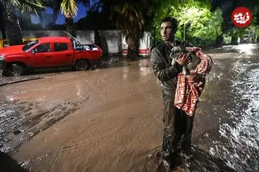 ببینید| سیلاب ناگهانی خودروها را با خود برد
