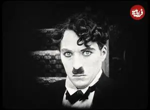 عکس| سفر در زمان؛ «چارلی چاپلین» روی طناب بندبازی در صحنه ای از فیلم «سیرک»؛ سال 1306