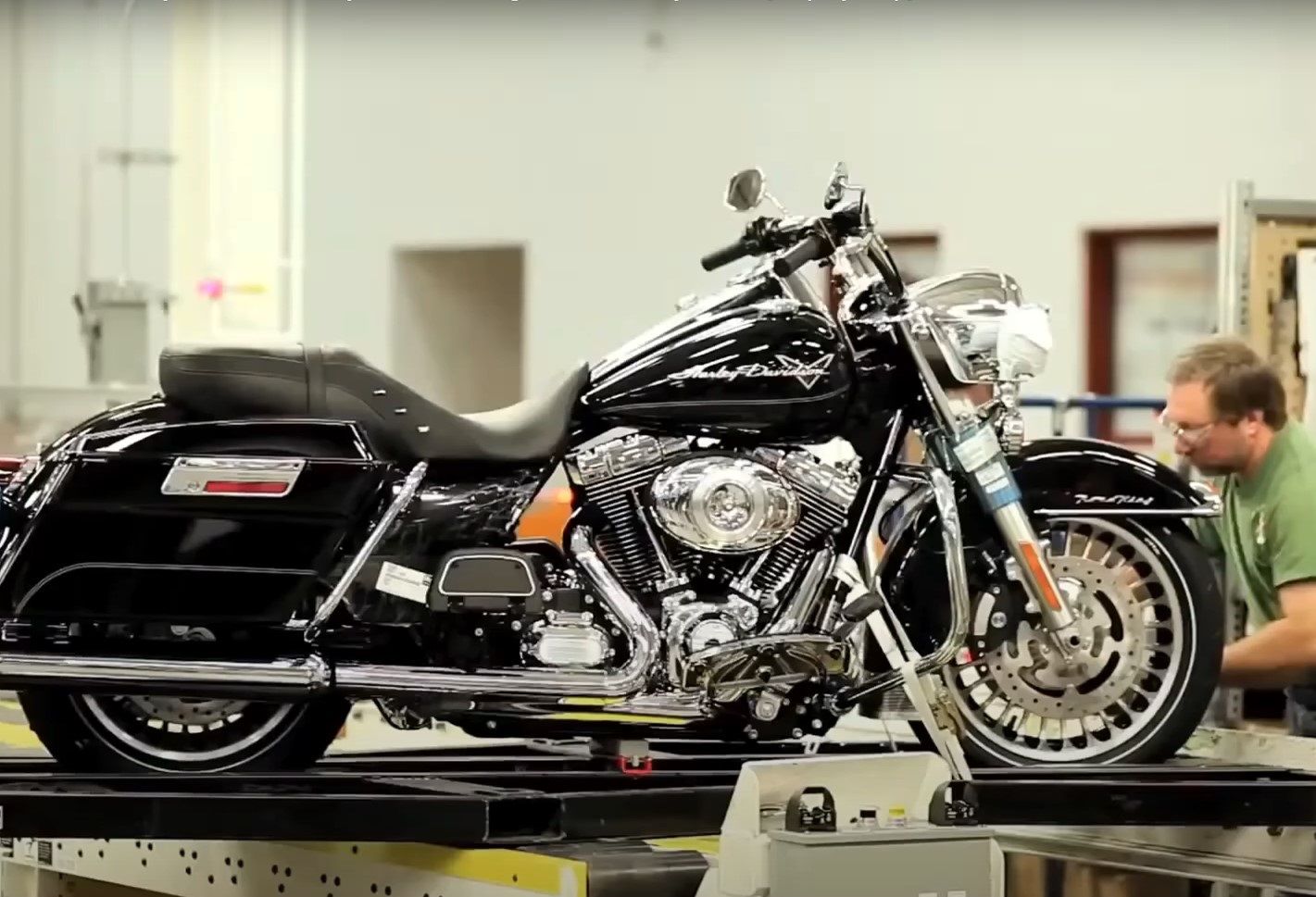 (ویدئو) مراحل ساخت موتورسیکلت های مشهور هارلی دیویدسون در کارخانه