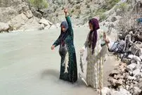 (ویدئو) این زن جوان عشایر ایرانی در رودخانه خروشان ماهی گرفت و آن ها را کباب کرد