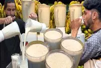 ببینید| غذای خیابانی در پاکستان؛ مراحل دیدنی تهیه میلک شیک موز در کراچی