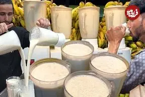 ببینید| غذای خیابانی در پاکستان؛ مراحل دیدنی تهیه میلک شیک موز در کراچی