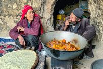 ببینید؛ غذای روستایی در افغانستان؛ پخت نان و خوراک گوشت و سبزیجات در غار 