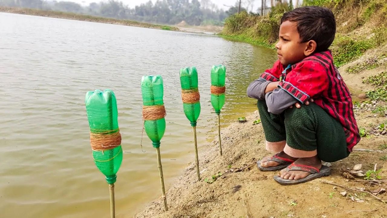 (ویدئو) ماهیگیری جالب و دیدنی کودک 6 ساله با بطری پلاستیکی