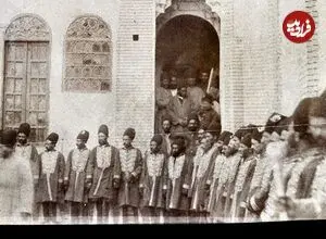 عکس| سفر زمان؛ درباریان در کنار دیوار و زن‌های اروپایی پشت پنجره؛ دوران قاجار