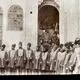 عکس| سفر زمان؛ درباریان در کنار دیوار و زن‌های اروپایی پشت پنجره؛ دوران قاجار