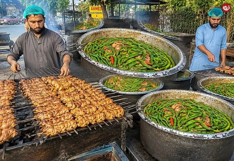 ببینید| غذای خیابانی در پاکستان؛ مراحل تهیه جوجه کباب توسط آشپزهای ماهر در پیشاور