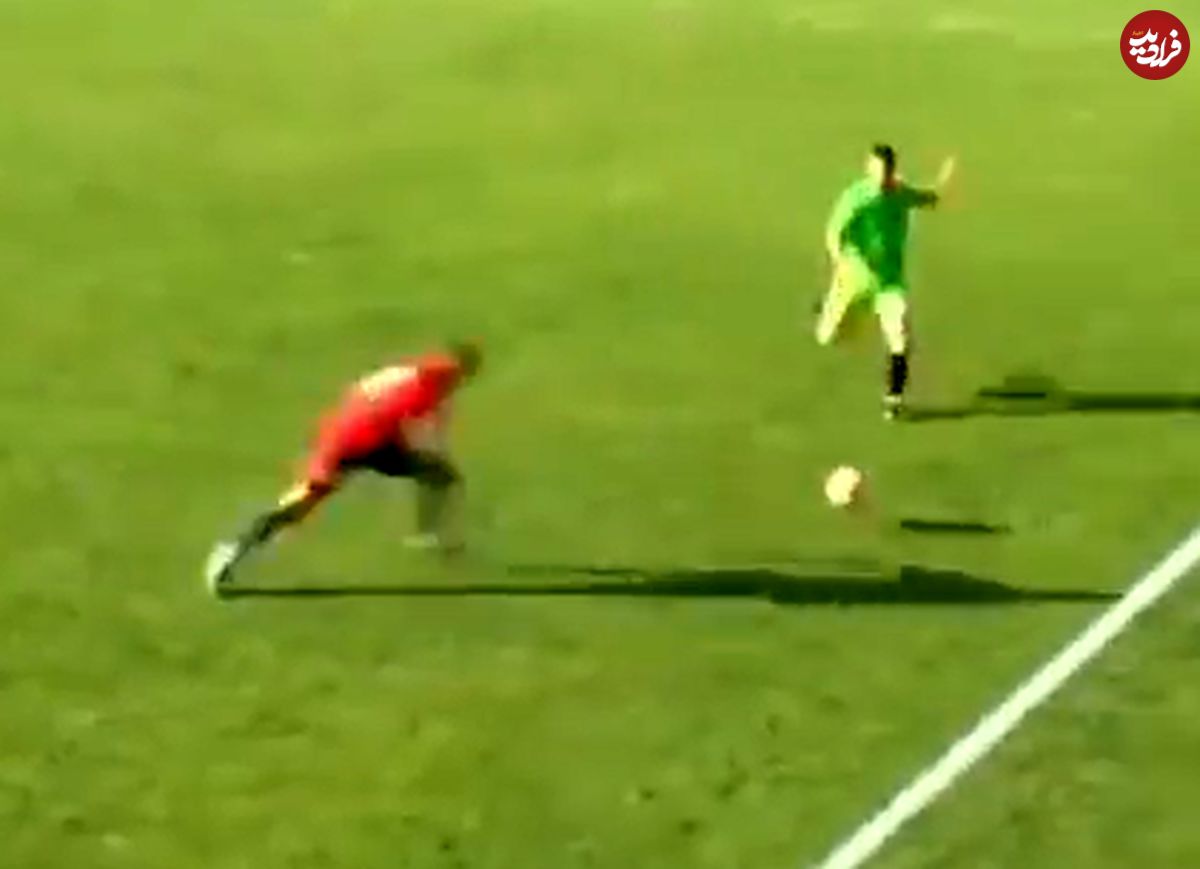 (ویدیو)  اقدام عجیب یک بازیکن فوتبال؛ تکل زیرپای مهاجم با سر!