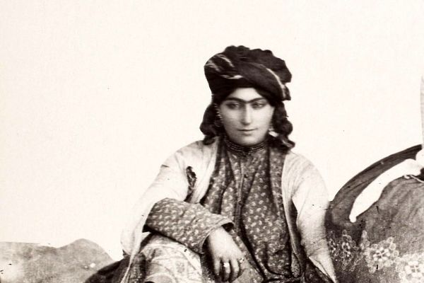 عکس؛ سفر به تاریخ؛ عکس آتلیه‌ای دو دختر کُرد در دوران قاجار