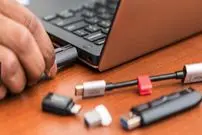 اخطار: هر چیزی را به پورت USB لپ‌تاپ خود وصل نکنید!