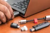 اخطار: هر چیزی را به پورت USB لپ‌تاپ خود وصل نکنید!