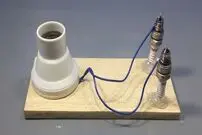 (ویدئو) چگونه لامپ LED را با دو شمع خودرو و آهنربا روشن کنیم؟