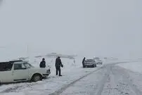 (ویدئو) گرفتار شدن خودروها در پی بارش برف و کولاک گردنه الماس