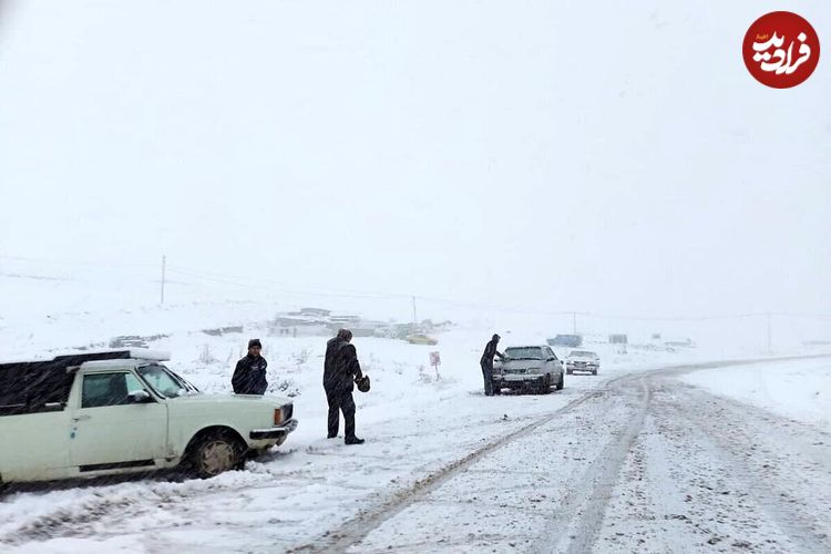 (ویدئو) گرفتار شدن خودروها در پی بارش برف و کولاک گردنه الماس