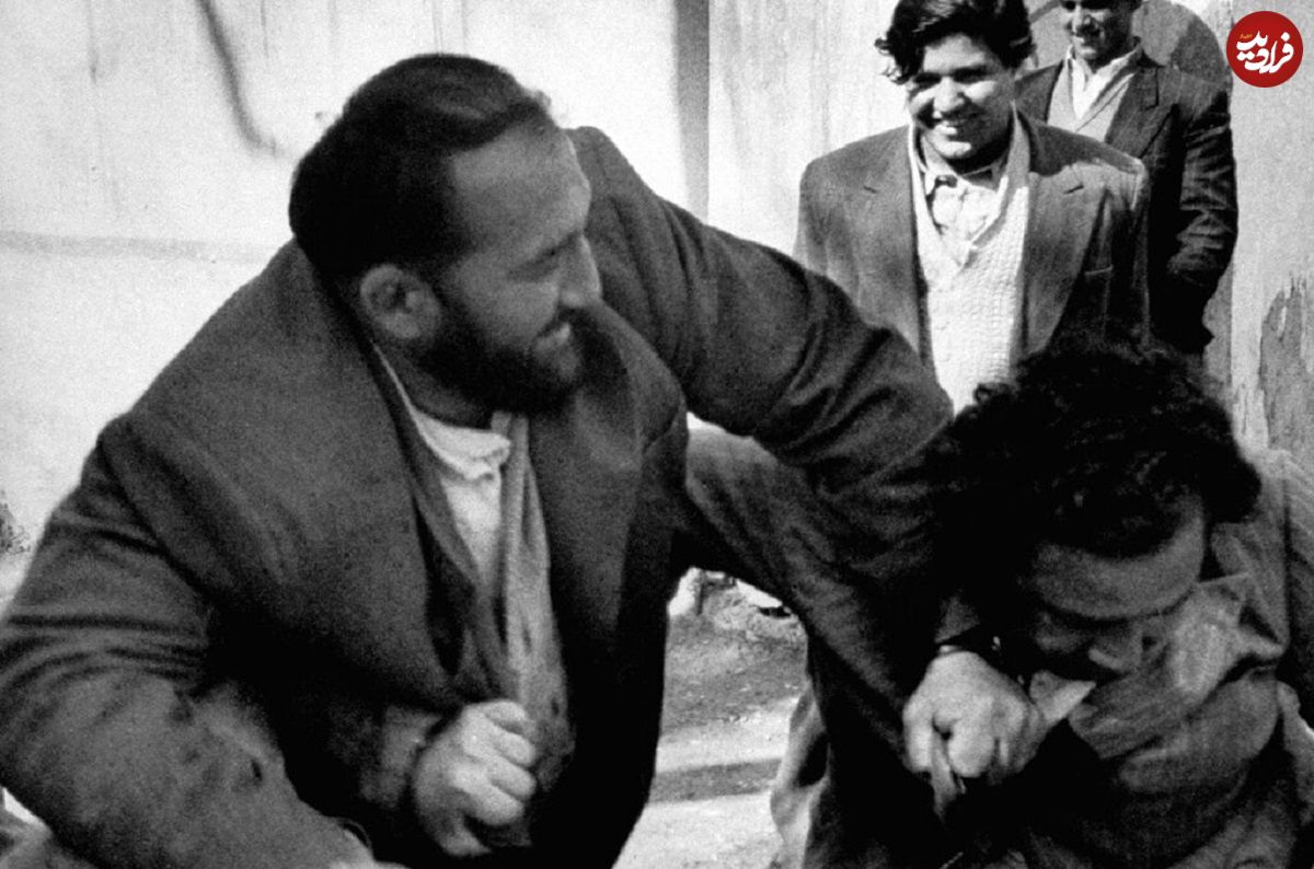 عکس؛ سفر در زمان؛ شعبان بی مخ در حال چرخاندن عکس شاه در تهران؛ 28 مرداد 1332