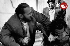 عکس؛ سفر در زمان؛ شعبان بی مخ در حال چرخاندن عکس شاه در تهران؛ 28 مرداد 1332