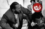 عکس؛ سفر در زمان؛ شعبان بی مخ در حال چرخاندن عکس شاه در تهران؛ 28 مرداد 1332