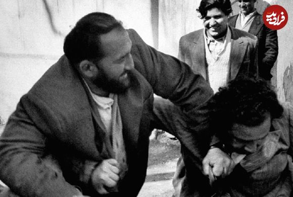 عکس؛ سفر در زمان؛ شعبان بی مخ در حال چرخاندن عکس شاه در تهران؛ 28 مرداد 1332