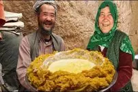 ببینید| غذای روستایی در افغانستان؛ تهیه پودینگ ذرت توسط زوح مسن افغان