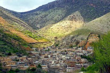 این روزها فصل سفر به این روستاست؛ صخره «بسم الله» کجاست؟