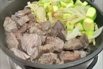 (ویدئو) به روش این آشپز آلمانی با زبان گاو یک غذای خوشمزه طبخ کنید