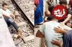 ببینید| معجزه در ایستگاه قطار؛ پدری با فداکاری خود را سپر فرزندش کرد