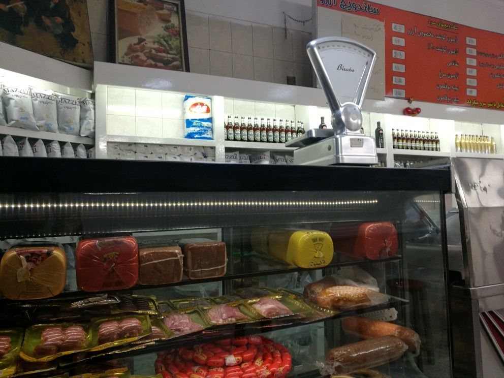( عکس) نوشته قشنگ یک ساندویچ فروش روی شیشه مغازه‌
