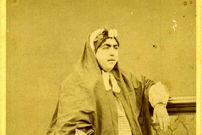 عکس؛ سفر در زمان؛ «عصمت الدوله خواهر مظفرالدین شاه در ایوان خانه اعیانی اش»؛ دهه 1260