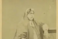 عکس؛ سفر در زمان؛ «عصمت الدوله خواهر مظفرالدین شاه در ایوان خانه اعیانی اش»؛ دهه 1260