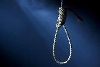( عکس) دار زدن قاتل تازه‌عروس در میدان توپخانه؛ «قاتل تا آخرین لحظه لبخند می‌زد» 