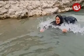 ببینید| شیرجه زن بختیاری در آب برای شست‌وشوی گوسفندان