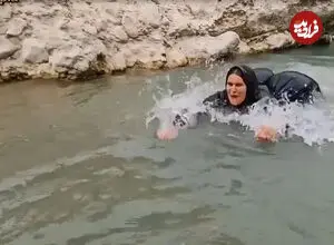 ببینید| شیرجه زن بختیاری در آب برای شست‌وشوی گوسفندان