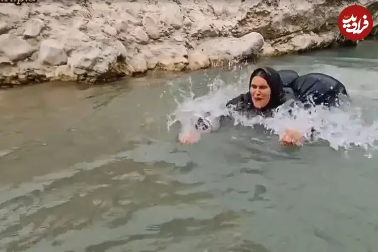 ببینید| شیرجه زن بختیاری در آب برای شست‌وشوی گوسفندان