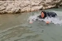 ببینید| شیرجه زن بختیاری در آب برای شست‌وشوی گوسفندان