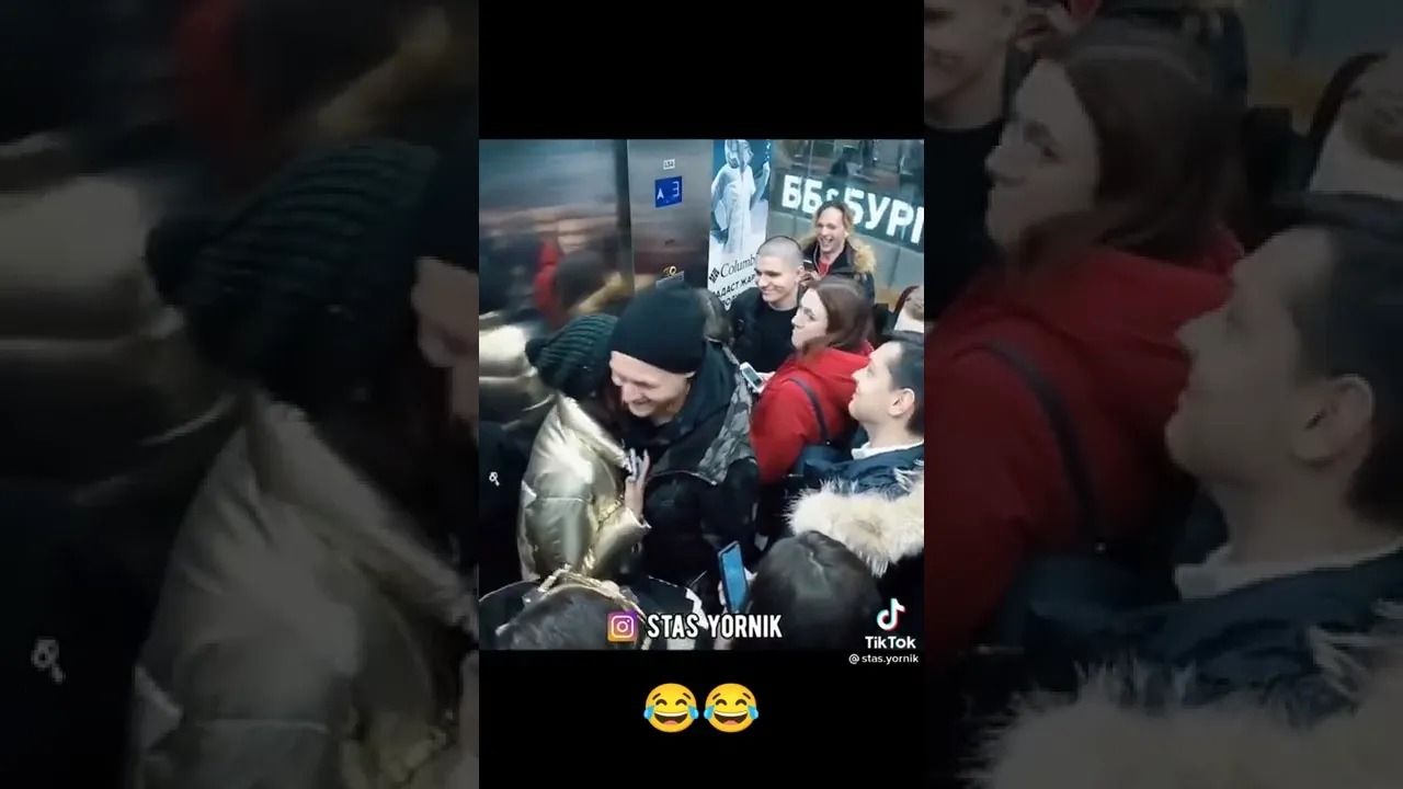 (ویدئو) ببینید این مرد جوان چگونه کل جمعیت را وادار به خندیدن می کند
