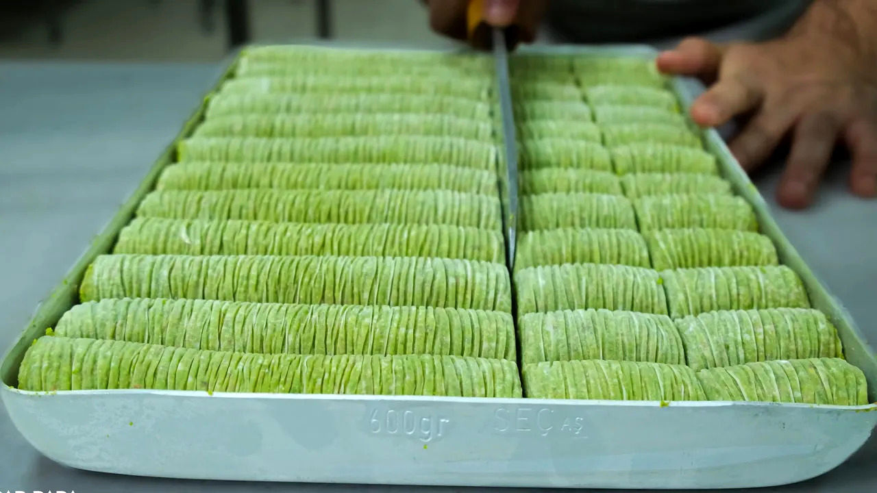 (ویدئو) فرآیند پخت باقلوا در یک قنادی مشهور ترکیه ای در استانبول
